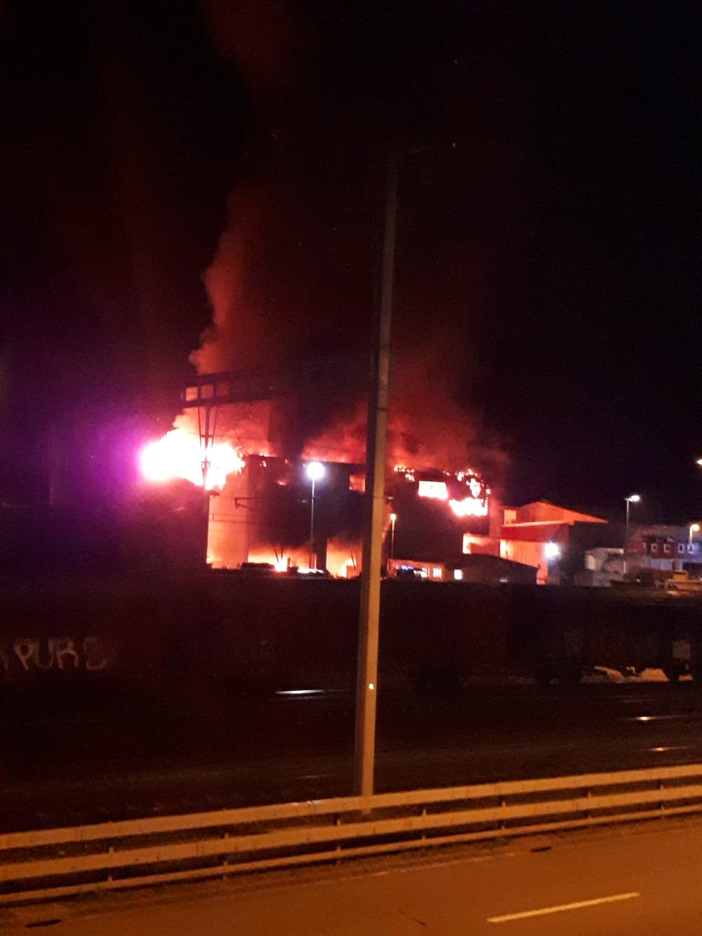 Beim Brand entstand ein Sachschaden in Millionenhöhe. (Bild: Leserreporter)