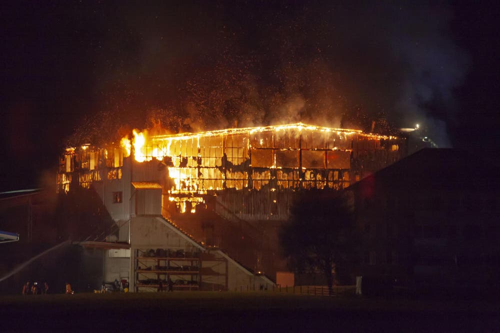 Die Recyling-Halle wurde ein Raub der Flammen. (Bild: Geri Holdener, Bote der Urschweiz)