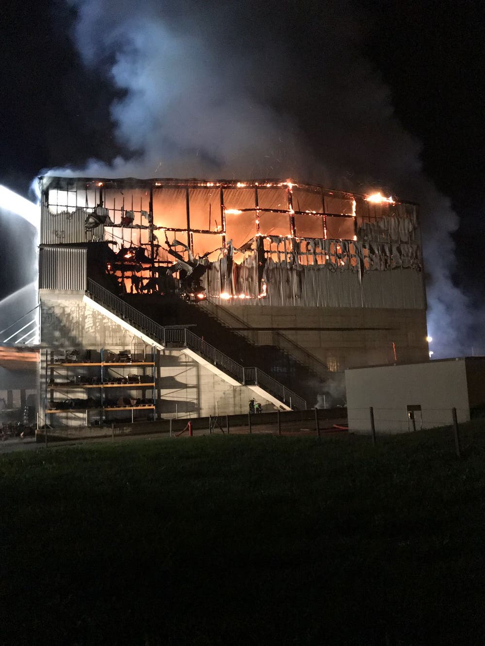 Die Recycling-Halle ist bis auf die Grundmauern abgebrannt. (Bild: Leserreporter)
