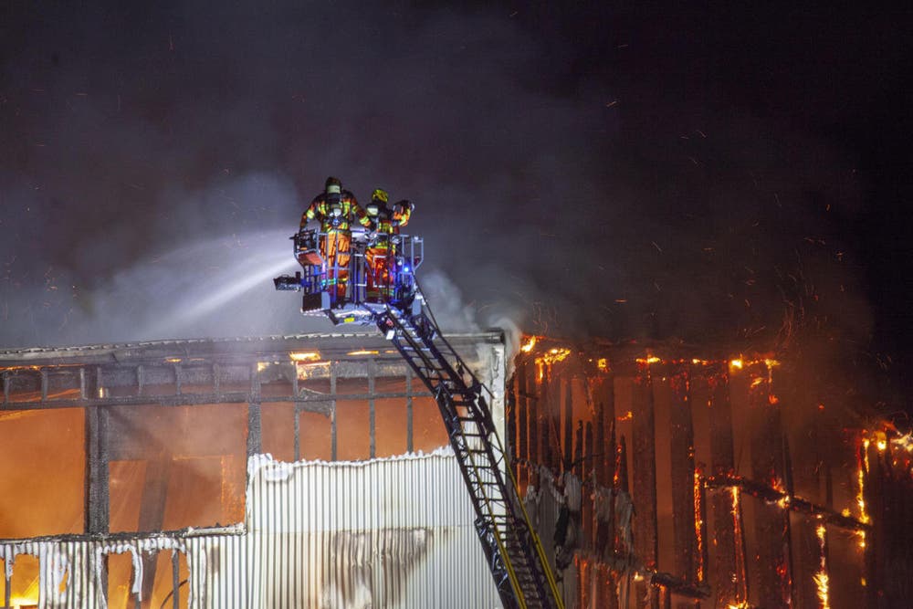 Mit dem Hubretter wurde das Feuer bekämpft. (Bild: Geri Holdener, Bote der Urschweiz)
