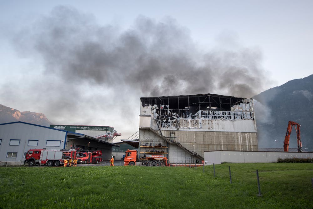 Die Halle ist beim Brand stark beschädigt worden (Bild: Urs Flüeler / Keystone)
