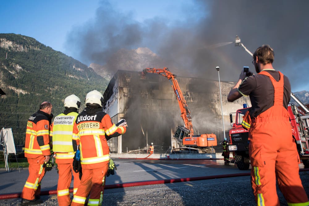 Mit einem Abbruchbagger werden die letzten Glutnester freigelegt (Bild: Urs Flüeler / Keystone)