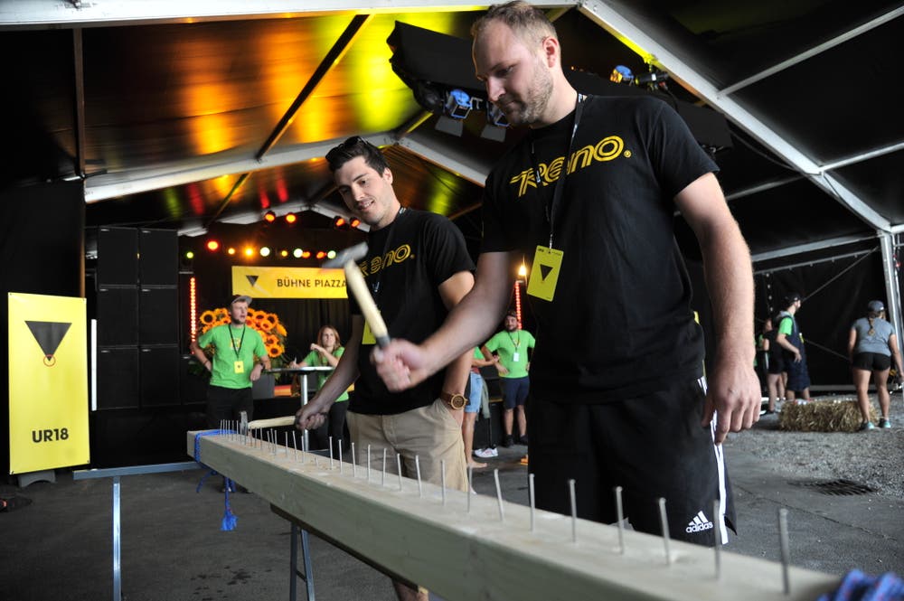 Die beiden Rollhockeyaner Marcel Greimel (links) und Michael Gerig beim Nageln . (Bild: Urs Hanhart, Altdorf, 9. September 2018)