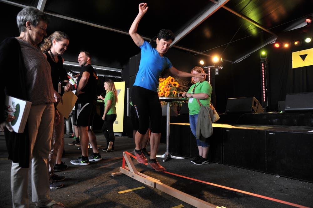Die ehemalige Race-across-America-Siegerin Trix Zgraggen auf der Slackline. (Bild: Urs Hanhart, Altdorf, 9. September 2018)