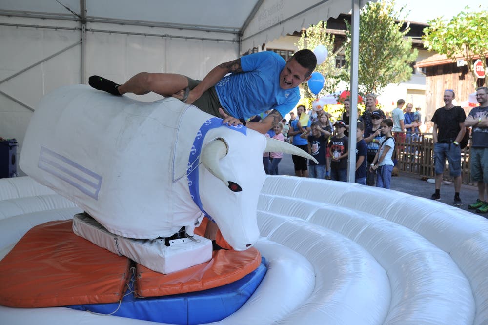 Läufer Markus Camenzind beim Bull-Riding. (Bild: Urs Hanhart, Altdorf, 9. September 2018)