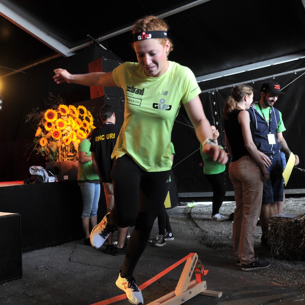 Triathletin Jolanda Annen auf der Slackline. (Bild: Urs Hanhart, Altdorf, 9. September 2018)