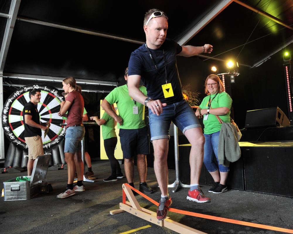 Superzehnkampf: Läufer Ivan Gisler auf der Slackline. (Bild: Urs Hanhart, Altdorf, 9. September 2018)