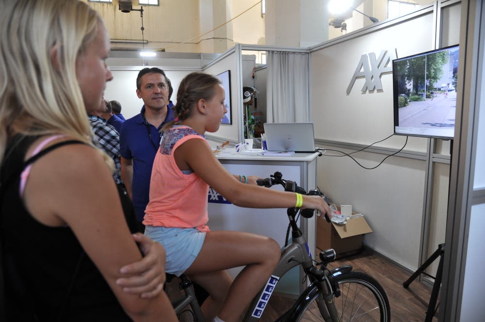In die Pedalen treten am Stand der Axa. (Bild: Urs Hanhart, Altdorf, 9. September 2018)
