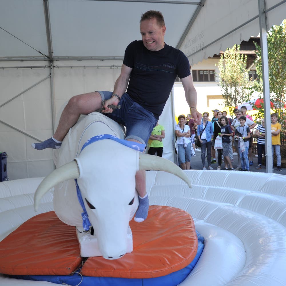 Der Läufer Ivan Gisler beim Bull-Riding. (Bild: Urs Hanhart, Altdorf, 9. September 2018)