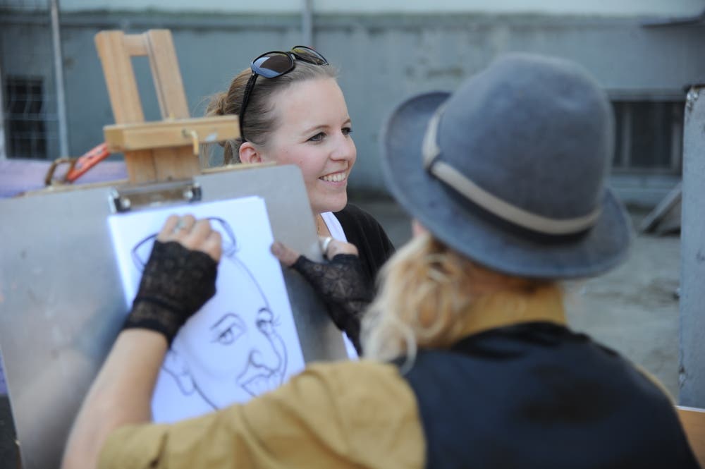 Künstlerin Corinne Sutter beim Speed-Porträt-Malen. (Bild: Urs Hanhart, Altdorf, 9. September 2018)
