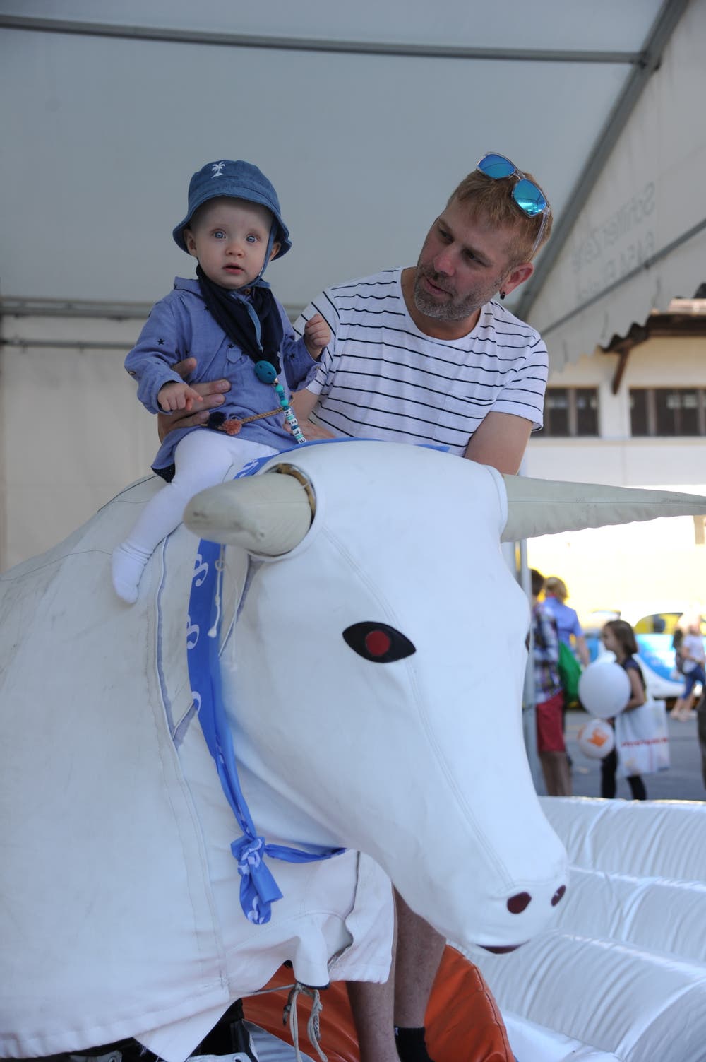 Keine zu klein, eine Bullriderin zu ein. (Bild: Urs Hanhart, Altdorf, 9. September 2018)
