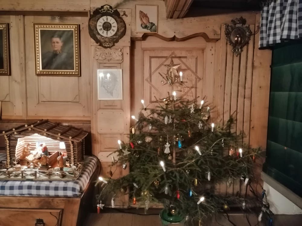 Weihnachtsstimmung in der schönen Stube im fast 400-jährigen Bauernhaus. (Bild: Silvia Zumbühl (Wolfenschiessen, 24. Dezember 2018)