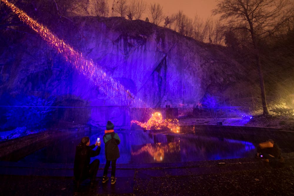 Die Lichtprojektion «Atoll» von Niazi & Schwarz war beim Löwendenkmal installiert. (Bild: Urs Flüeler / Keystone (Luzern, 9. Januar 2019))