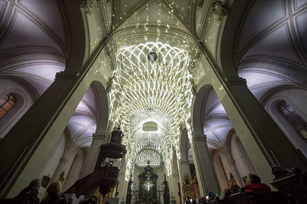 Die Lichtprojektion «Genesis» des Zürcher Künstlerkolektiv Projektil in der Hofkirche. (Bild: Urs Flüeler / Keystone (Luzern, 9. Januar 2019))