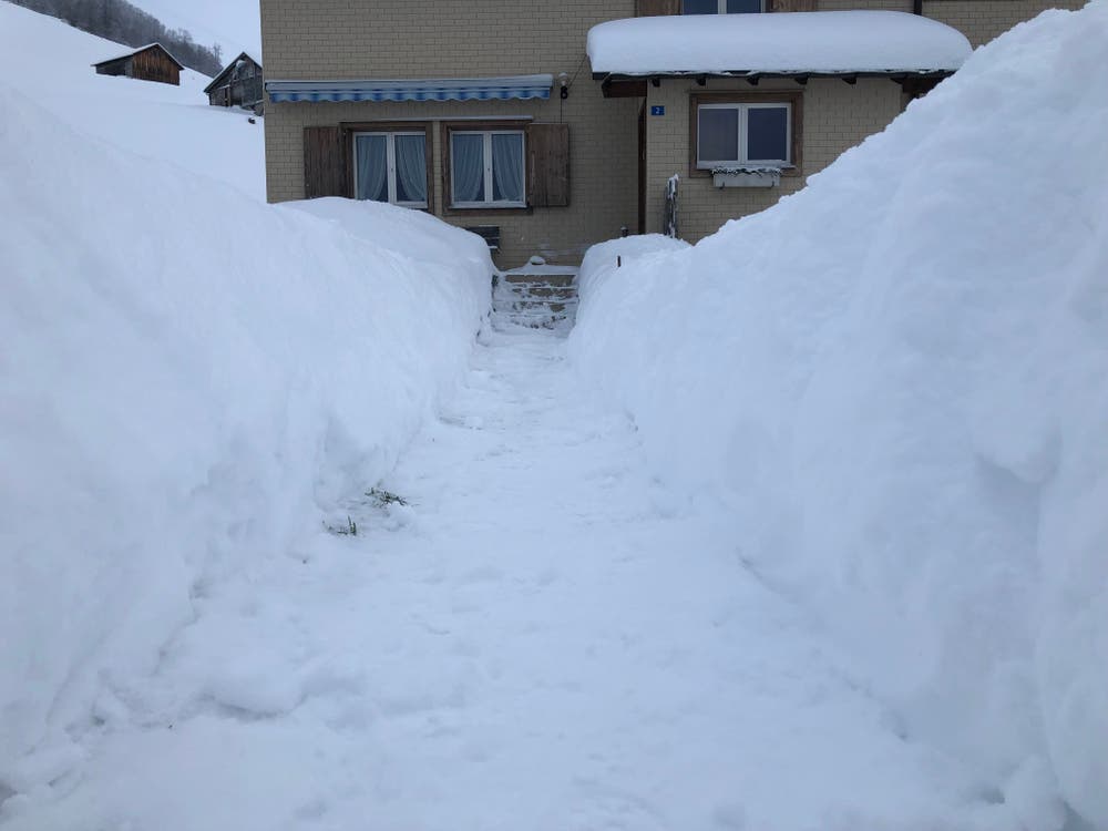 Da hat sich etwas angesammelt vor einem Haus in Spirigen / Urnerboden, aber der Weg ist vorbildlich gemacht. (Bild: Franz Imholz, 10. Januar 2019)