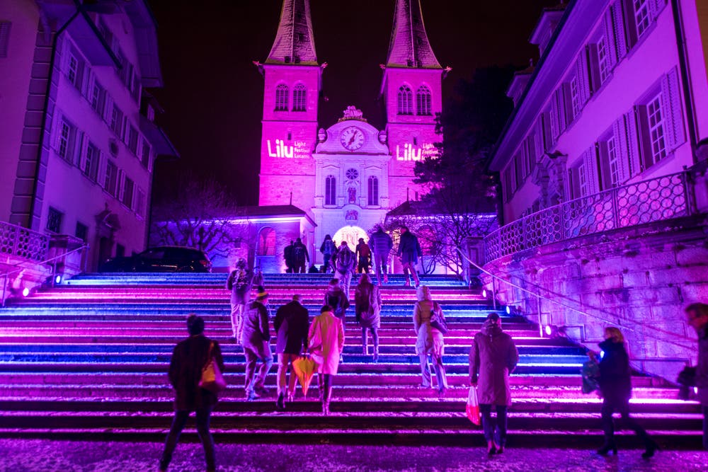 Die Umgebung der Hofkirche Luzern wurde während des «Lilu» mit Lichtprojektionen verzaubert. (Bild: Urs Flüeler / Keystone (Luzern, 9. Januar 2019))