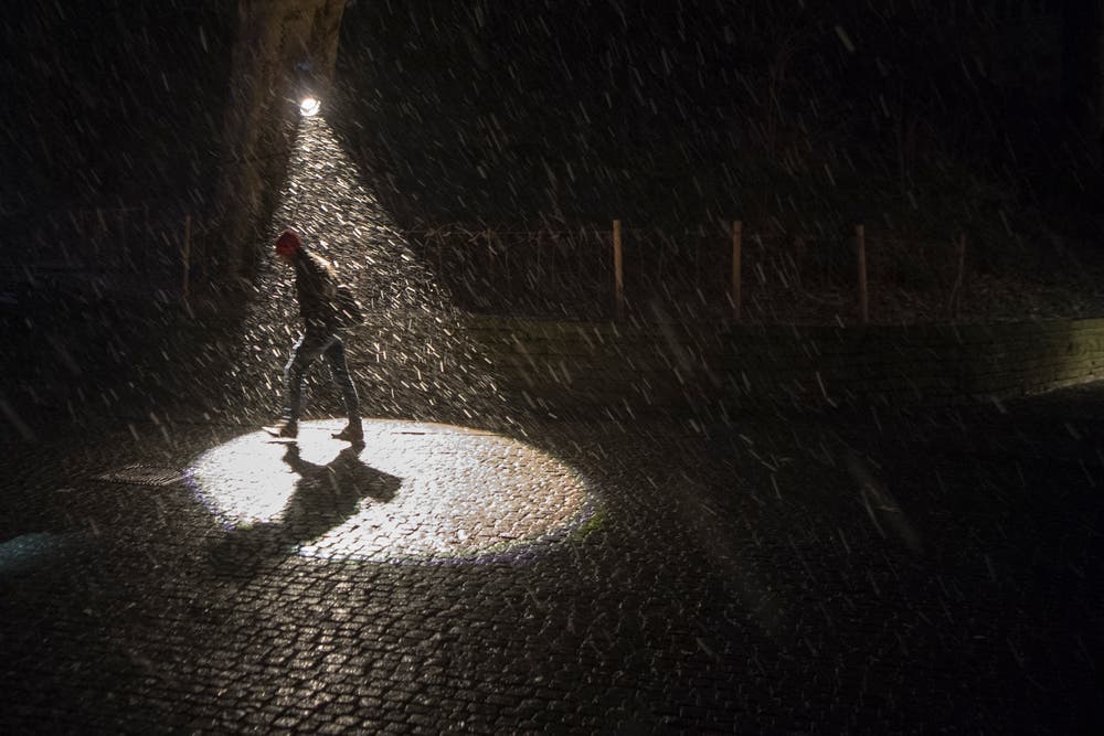 Ein Scheinwerfer und Schneefall bringen Licht ins Dunkel. (Bild: Urs Flüeler / Keystone (Luzern, 9. Januar 2019))