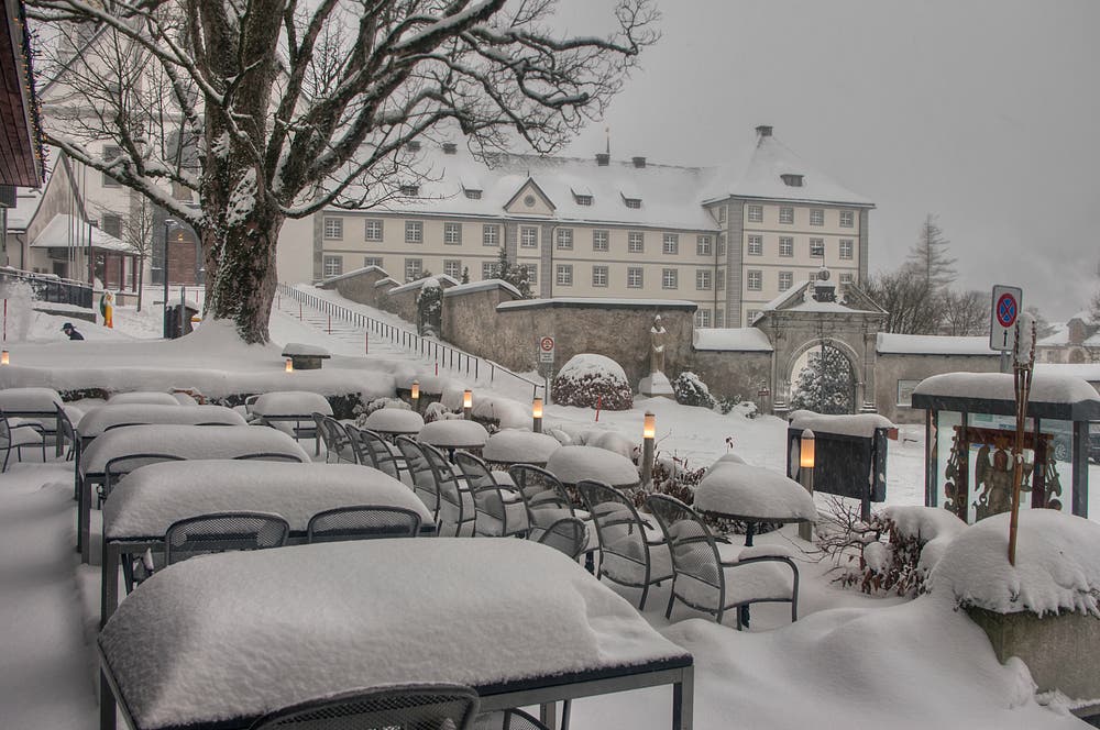 Winterlich gedeckte Gartenterrasse in Engelberg. (Bild: Caroline Pirskanen, 9. Januar 2019)