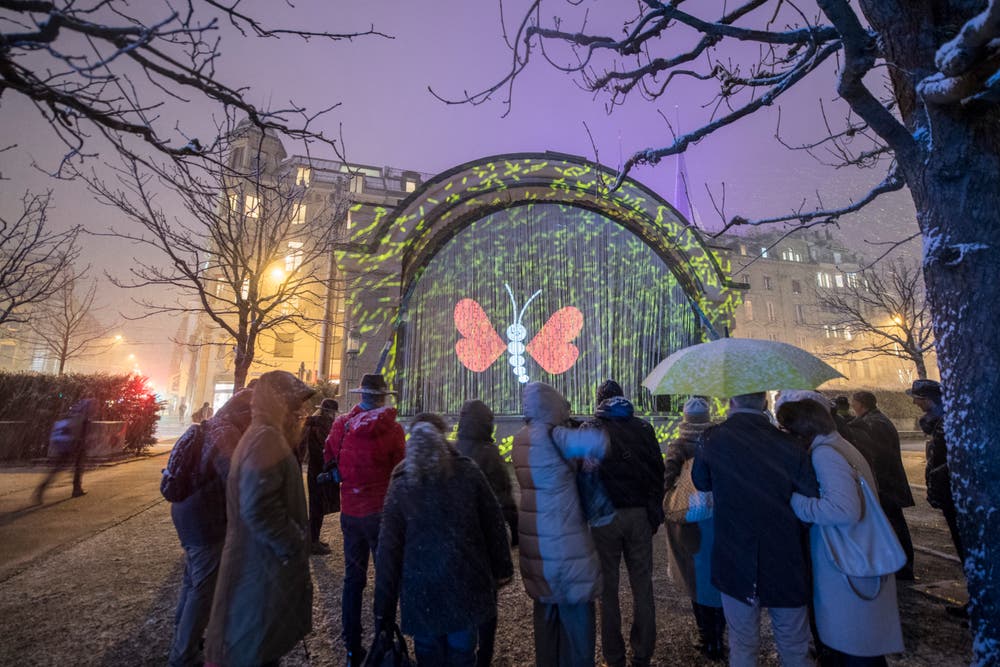 Die Lichtprojektion "«Shake it»" von Francois Chaletin am Musikpavillon. (Bild: Urs Flüeler / Keystone (Luzern, 9. Januar 2019))