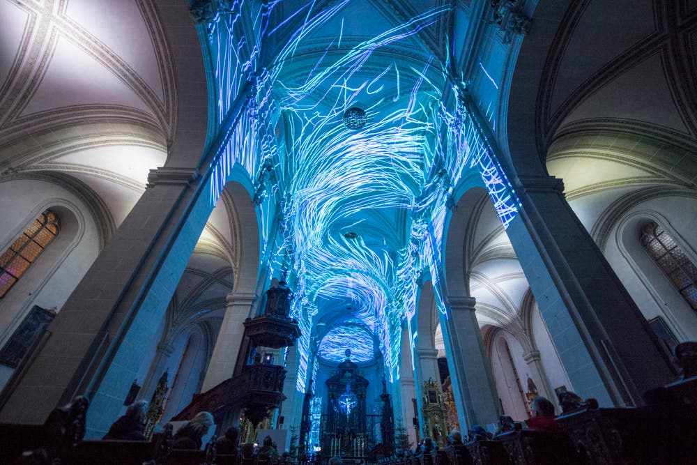 Die Lichtprojektion «Genesis» des Zürcher Künstlerkolektiv Projektil in der Hofkirche. (Bild: Urs Flüeler / Keystone (Luzern, 9. Januar 2019))