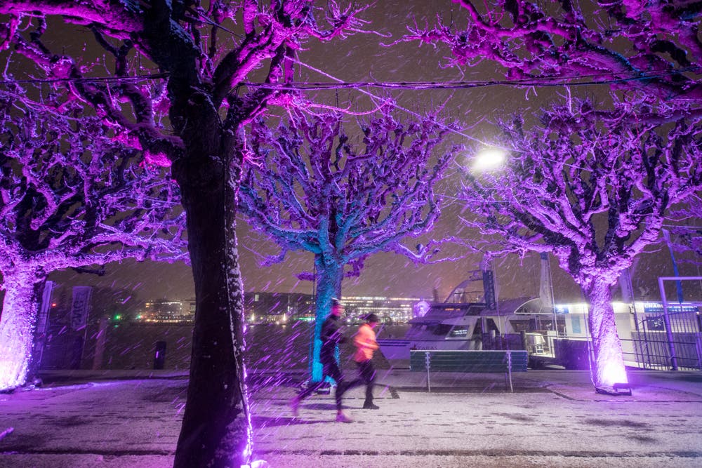 Eine Lichtprojektion am Schweizerhofquai bei Schneefall. (Bild: Urs Flüeler / Keystone (Luzern, 9. Januar 2019)
