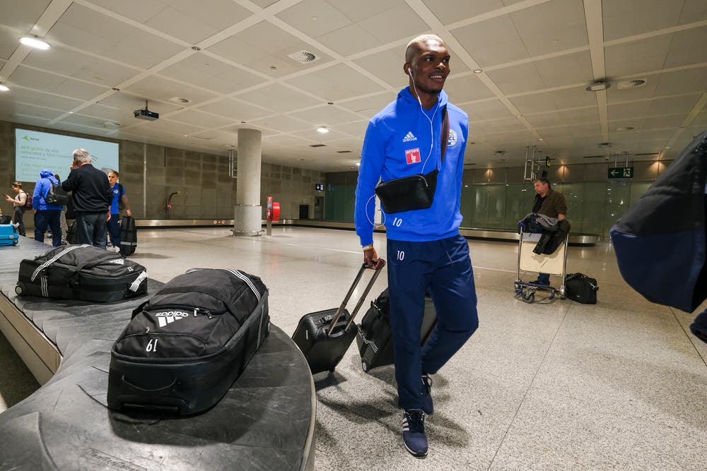 Der FCL ist gut in Spanien angekommen – hier Blessing Eleke mit seinem Gepäck. (Bild: Martin Meienberger, 11. Januar 2019)