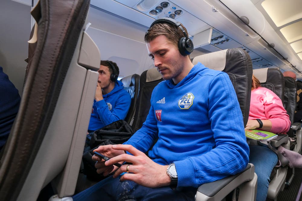 Claudio Lustenberger im Flugzeug. (Bild: Martin Meienberger, 11. Januar 2019)