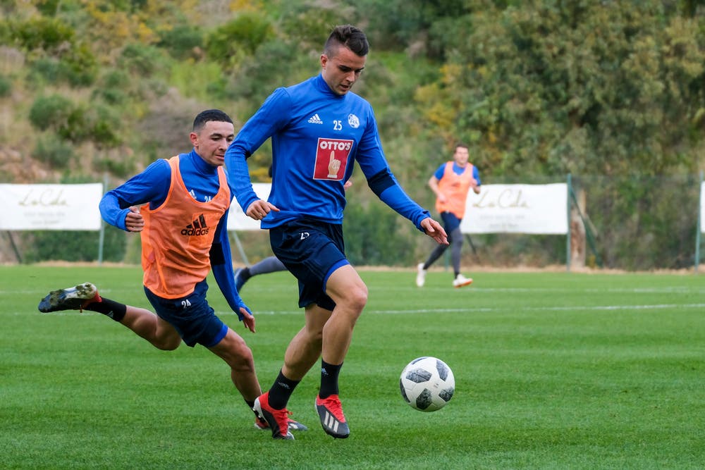 Ruben Vargas will Yannick Schmid den Ball abluchsen. (Bild: Martin Meienberger, 11. Januar 2019)