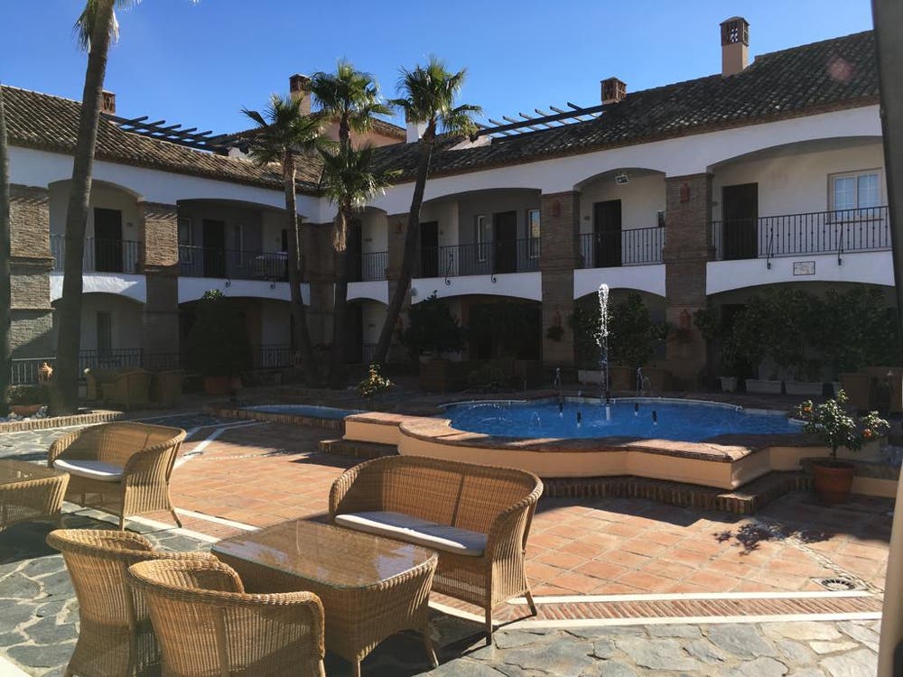 Einen typischen andalusischen Innenhof hat das La Cala Golfhotel Spa de Mijas, wo die Mannschaft des FC Luzern untergebracht ist. (Daniel Wyrsch (13. Januar 2019))