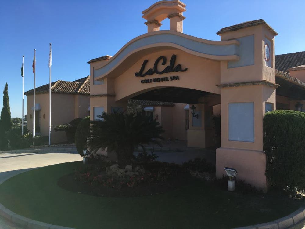 Der Eingang zur Viersterne-Herberge La Cala Golfhotel Spa de Mijas, wo der FCL vom 11. bis 18. Januar 2019 logiert. (Bild: Daniel Wyrsch (13. Januar 2019))