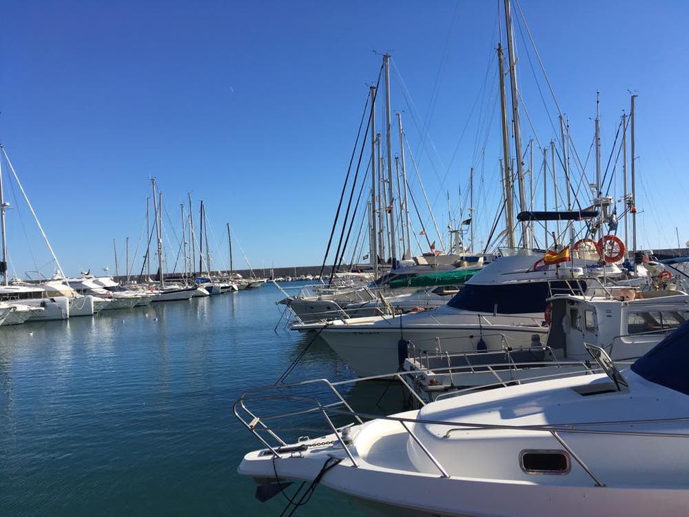 Das Meer liegt vom Luzerner Trainingslager-Hotel zirka 15 Kilometer entfernt. Hier der Segelboote-Hafen von Fuengirola. (Bild: Daniel Wyrsch (13. Januar 2019))