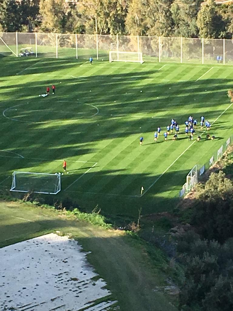 Die Mannschaft beim Training auf dem eigenen Fussballplatz etwas unterhalb des Hotels. (Bild: Daniel Wyrsch (13. Januar 2019))