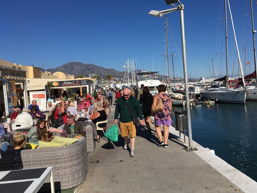 Am Sonntag herrschte in Fuengirola und wohl überall an der Costa del Sol ein emsiges Treiben. Viele Einheimische und Touristen genossen es am Ufer des Mittelmeers. (Bild: Daniel Wyrsch (13. Januar 2019))