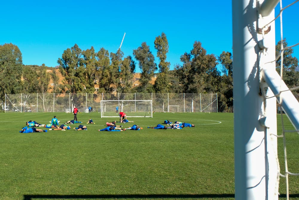 Die Mannschaft macht Dehnungsübungen. (Bild: Martin Meienberger (14. Januar 2019)