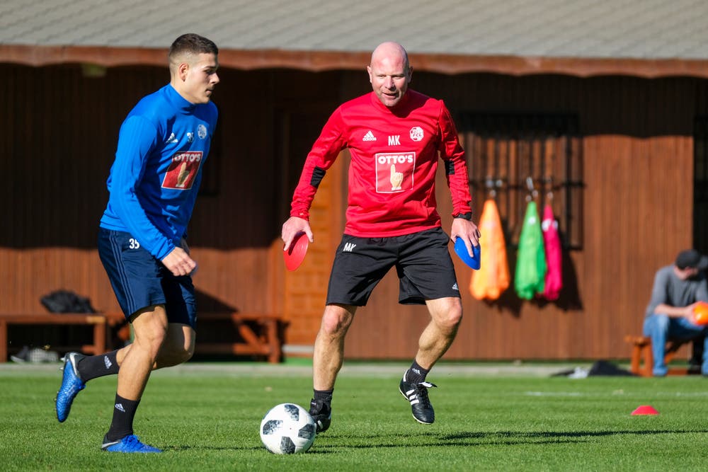 Filip Ugrinic am Ball, beobachtet von Assistenztrainer Manuel Klökler. (Bild: Martin Meienberger (14. Januar 2019)
