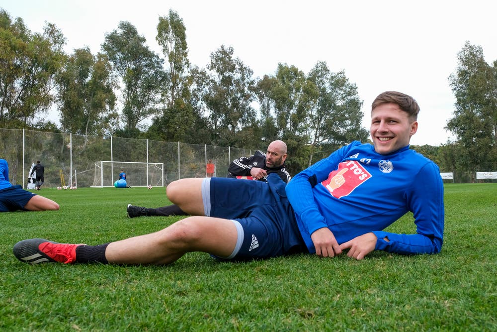 Idriz Voca lacht während einer Dehnübung. (Bild: Martin Meienberger, 15. Januar 2019)