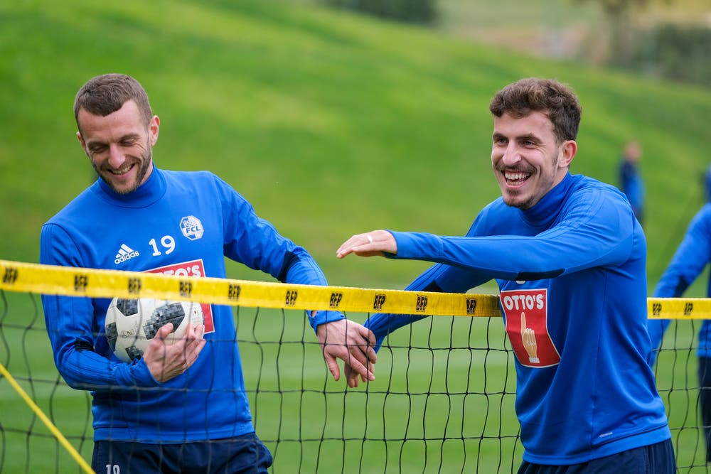 Spass im Training bei Christian Schneuwly und Oliver Custodio. (Bild: Martin Meienberger, 15. Januar 2019)