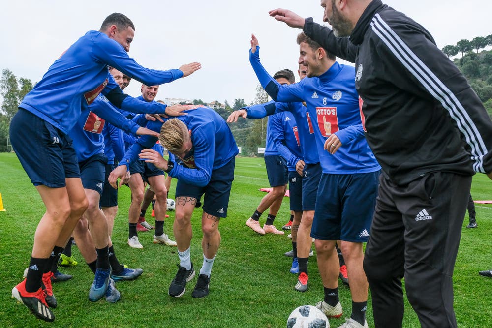 So gratulieren seine Kollegen Marvin Schulz zum Geburtstag. (Bild: Martin Meienberger, 15. Januar 2019)