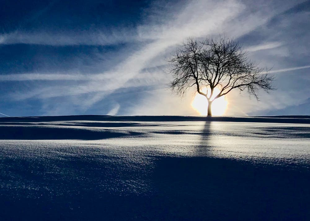 Ein Lichtspiel auf dem Weg nach St. Jost. (Peter Bumbacher (Oberägeri, 16. Januar 2019))