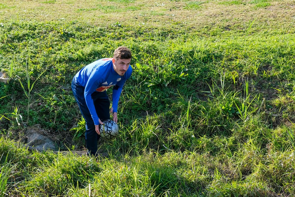 Übers Ziel hinausgeschossen: Oliver Custodio fischt einen Ball aus dem Bach. (Bild: Martin Meienberger (Mijas, 16. Januar 2019))