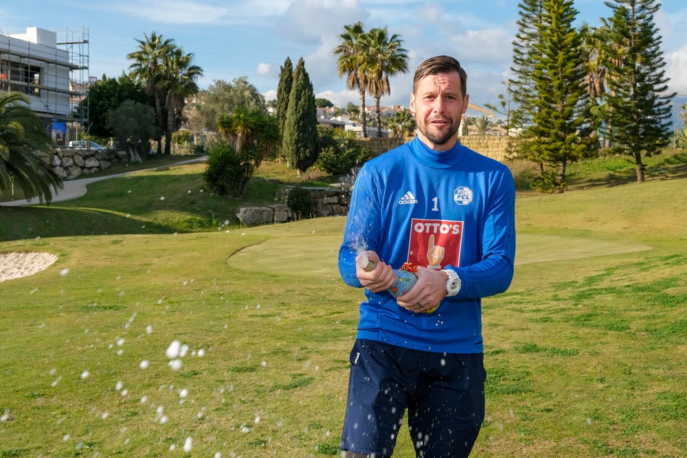 Der Sieger: David Zibung verspritzt eine Flasche Kindersekt. (Bild: Martin Meienberger (Mijas, 16. Januar 2019))
