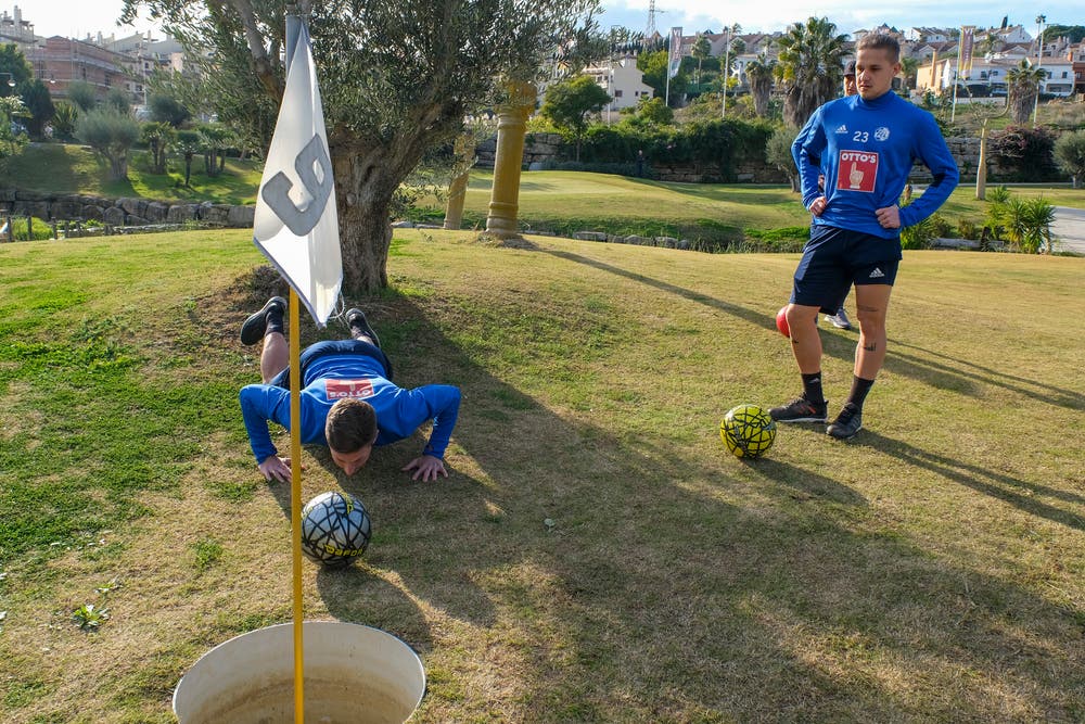 Fussball einmal anders: Simon Grether (links) und Stefan Wolf beim «Golfen». (Bild: Martin Meienberger (Mijas, 16. Januar 2019))