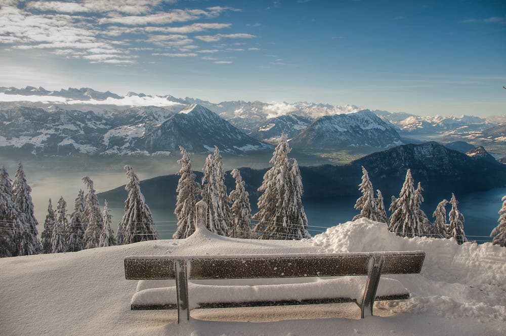 Bank mit Aussicht auf das Buochserhorn, Stanserhorn und den Bürgenstock. (Bild: Caroline Pirskanen (Rigi Kaltbad, 15. Januar 2019))