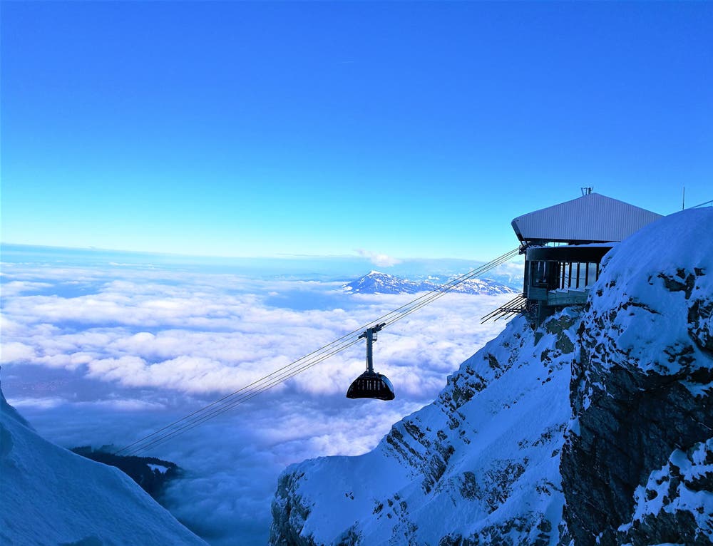 Wunderbare Aussicht auf das Nebelmeer. Die Luftseilbahn «Dragon Ride» fährt soeben in die Bergstation Pilatus Kulm/LU ein. (Bild: Urs Gutfleisch (Pilatus Kulm, 21. Januar 2019))