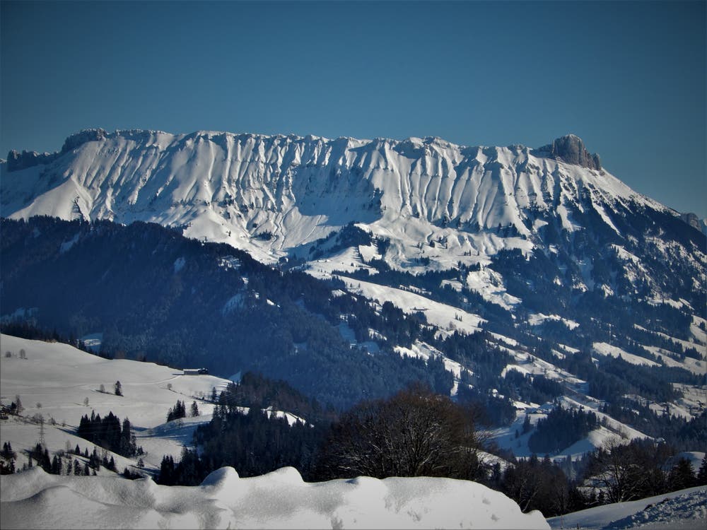 Die wunderschöne Schrattenfluh in der «Winterbekleidung». (Bild: Margrith Imhof-Röthlin (Schallenberg-Höhe, 20. Januar 2019))