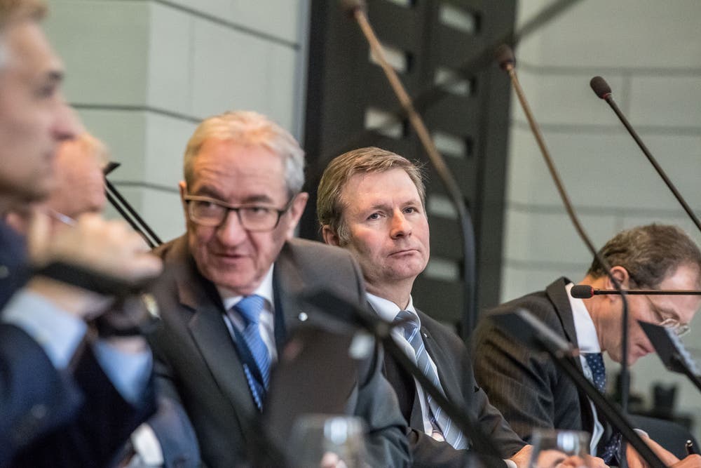 «Ich beginne nochmals.» Versprecher zum Zweiten: Regierungspräsident Robert Küng (links) brauchte zwei Anläufe für sein Votum zum Postulat von Hasan Candan (SP, Luzern) über die Landwirtschaft.