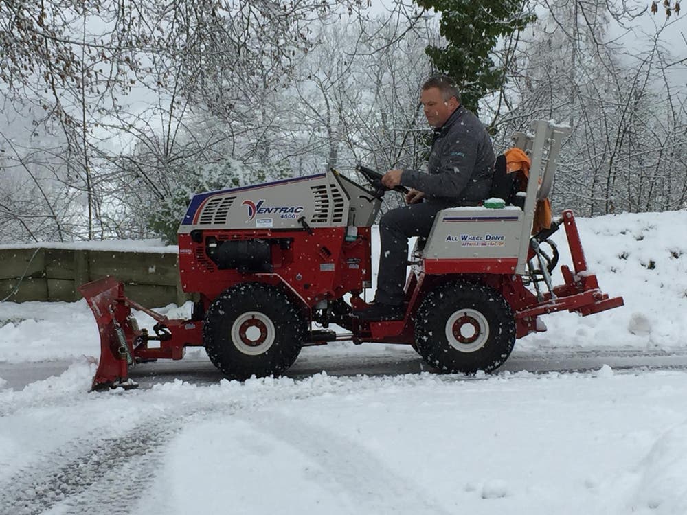 Endlich kann ich meinen neuen Traktor ausprobieren. Es darf ruhig weiter schneien. (Bild: Jürg Suter (Büron, 5. Januar 2019))