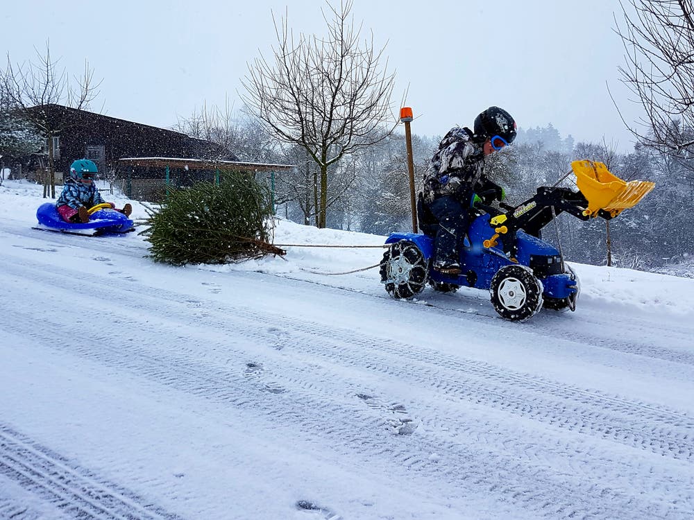 Unsere Kids geniessen den Schnee so richtig und helfen gerade bei der Entsorgung des Weihnachtsbaums. (Bild: Adiran Mattli (Zell, 5. Januar 2019))