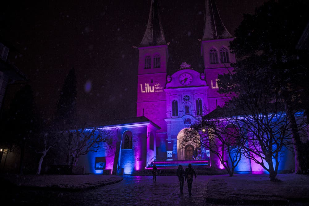 Das Künstlerkollektiv «Projektil »strahlt die Hofkirche an. (Bild: Dominik Wunderli (9. Januar 2019))