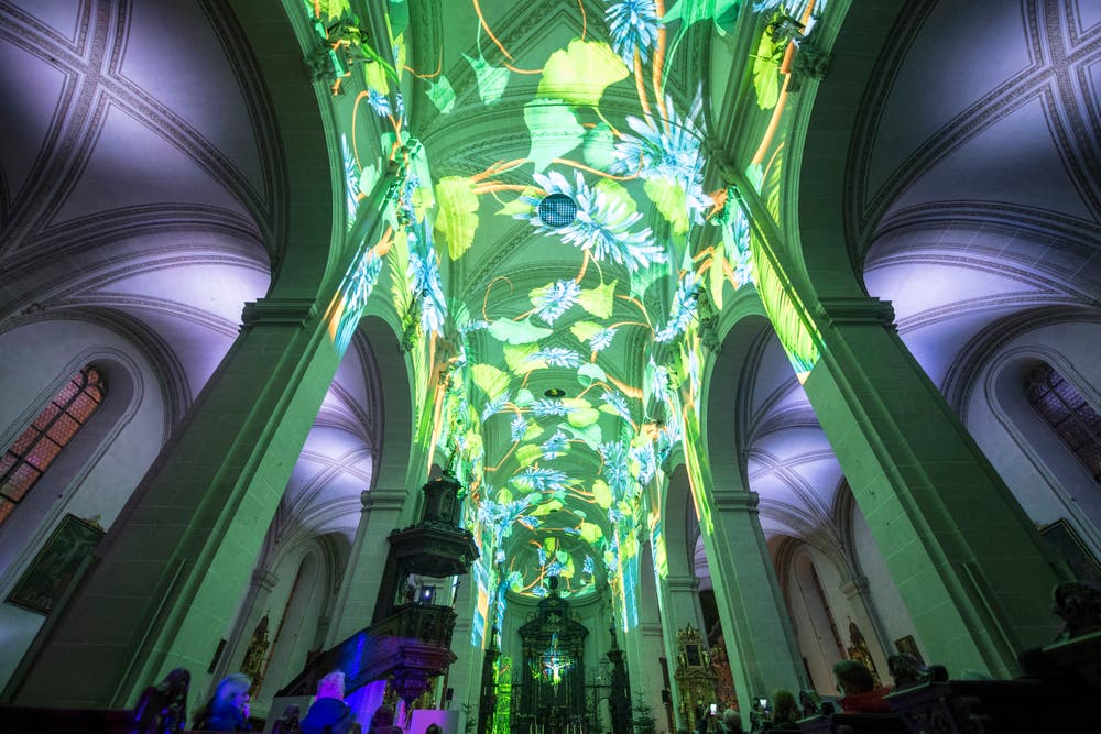In der Kirche war die Lichtprojektion «Genesis» zu sehen. (Bild: Keystone/Urs Flüeler (9. Januar 2019))